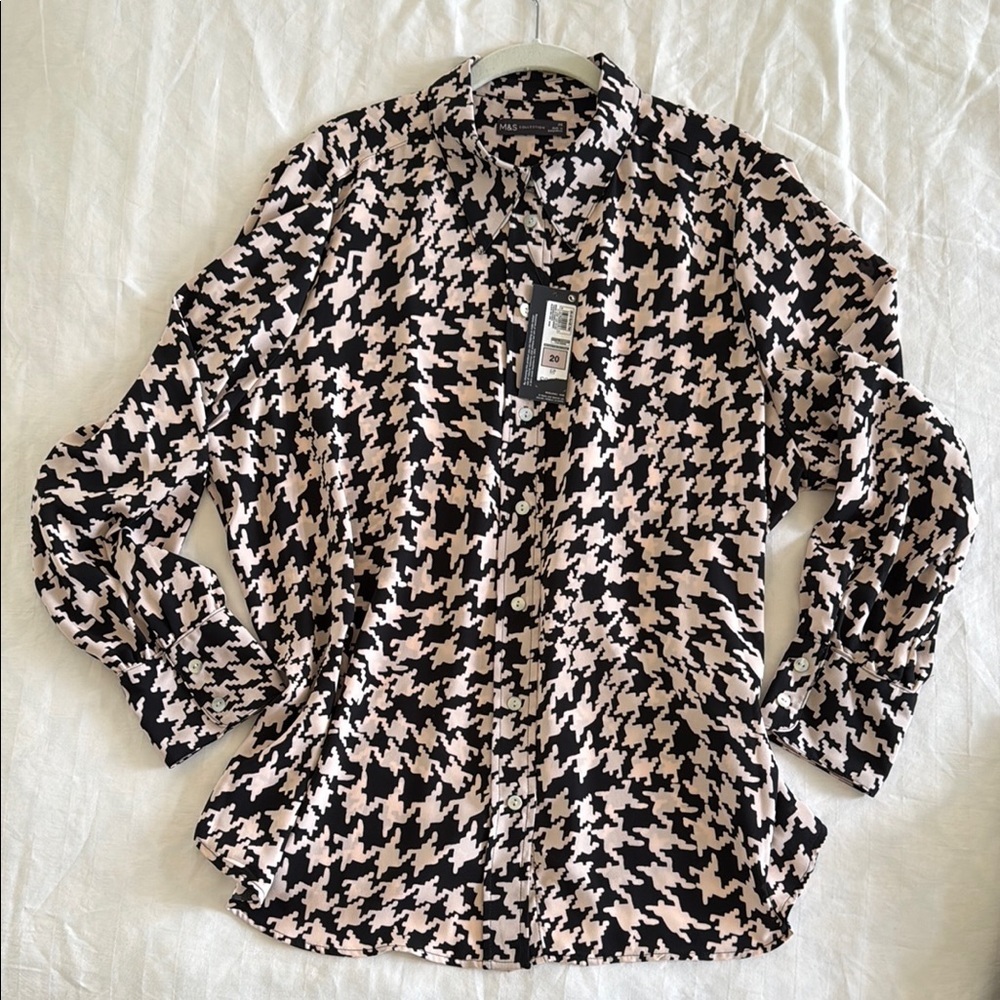 Marks & Spencer Black and Cream Houndstooth Graphic Blouse in Size US Size 16